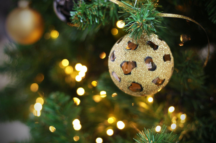 Decorating Your Christmas Tree with Glass Ornaments: A Guide